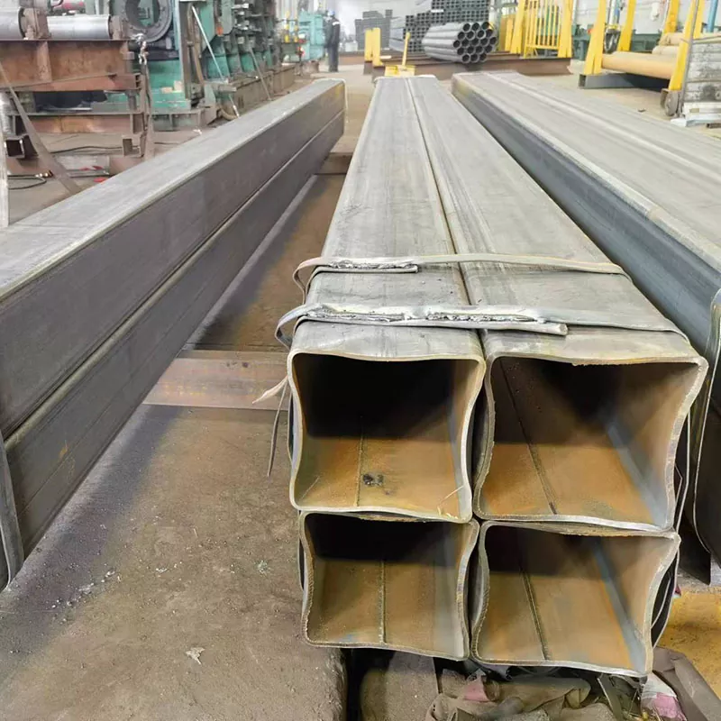 Черна правоъгълна тръба с голям калибър