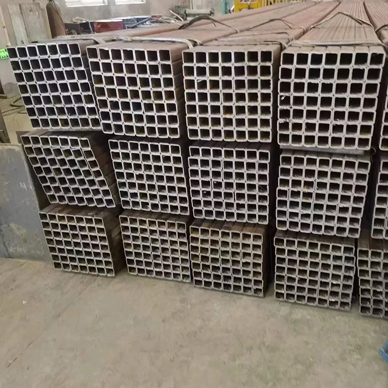 Дебела черна правоъгълна тръба