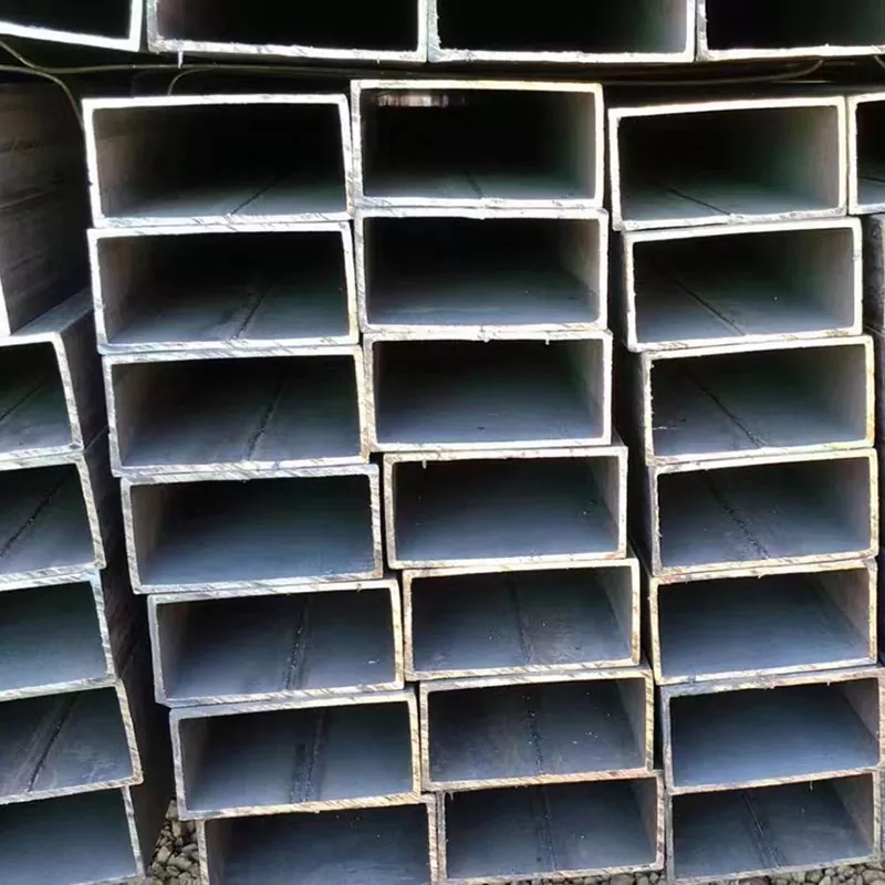 Тънкостенна черна правоъгълна тръба